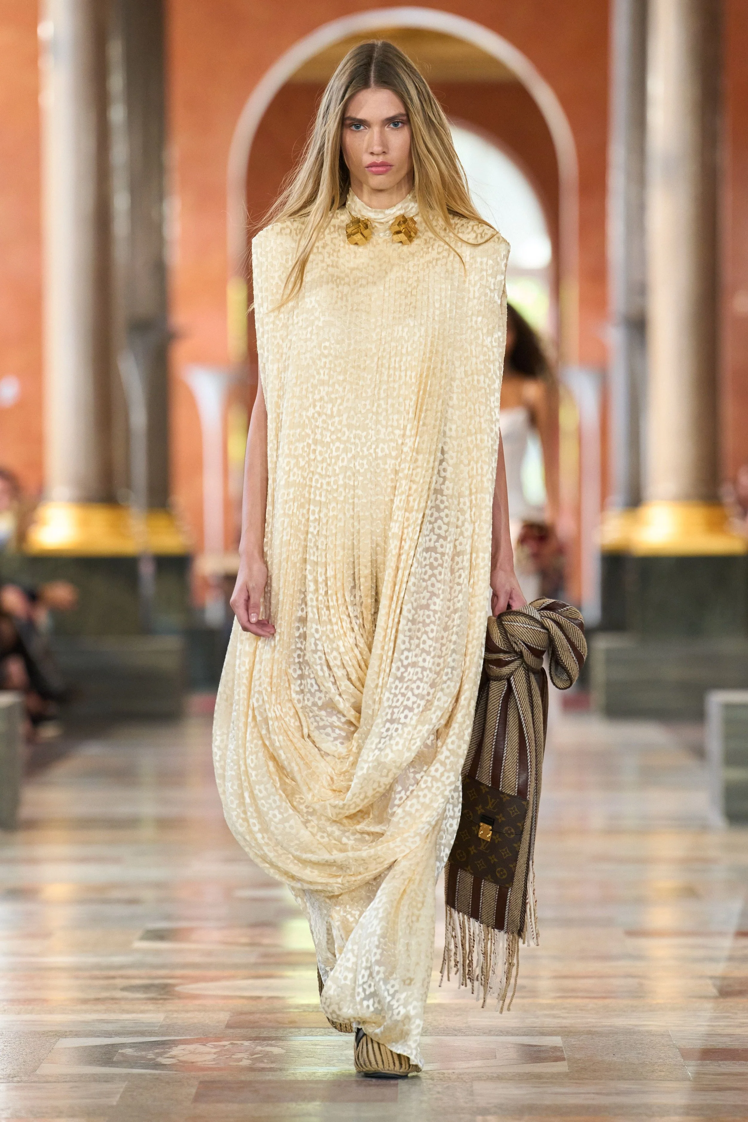LOUIS VUITTON SS26 - SHOW REPORT - BEHIND THE BLINDS —